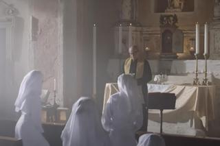 Wielki skandal po reklamie! Zakonnice zamiast hostii jedzą chipsy. I bardzo się cieszą!