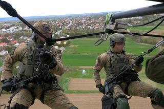 Ćwiczenia kontrterrorystów z Black Hawkiem. Zobacz wyjątkowe zdjęcia i filmik