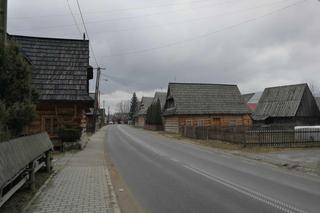 Ta małopolska wieś to żywy skansen. Kilkuset letnie chałupy wciąż zamieszkują mieszkańcy
