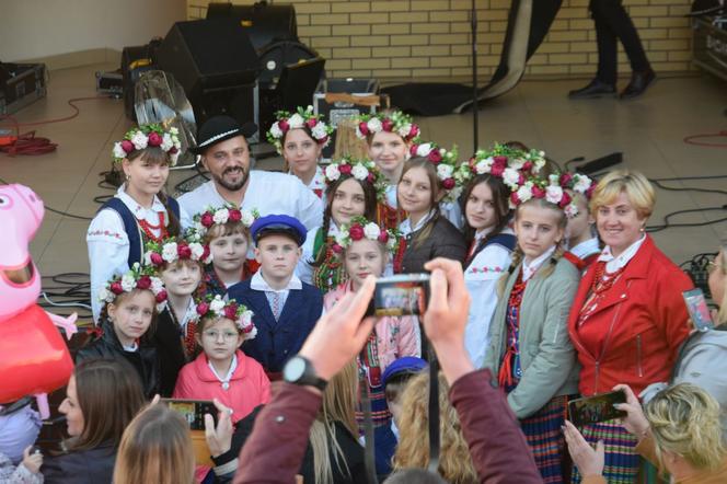 Takie tłumy na MAJÓWCE w Gminie Mirzec! Zabawa na całego i zespół BACIARY