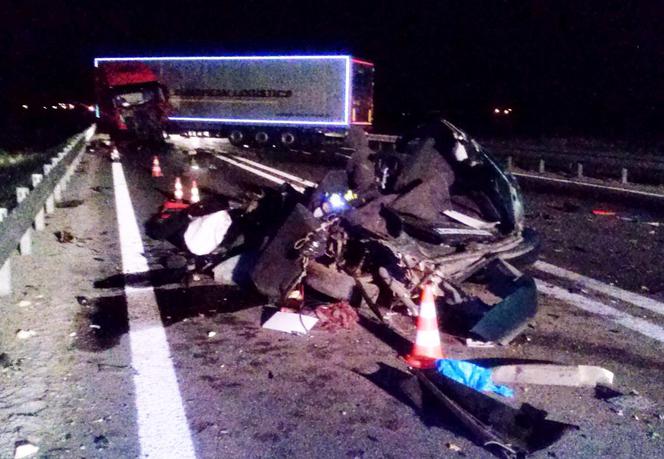 Wypadek na obwodnicy Opoczna. Nie żyje 30-letni mężczyzna i jego 3,5-letnia córka