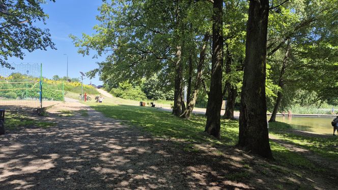 To jedno z największych jezior w Olsztynie. Kusi turystów piaszczystymi plażami