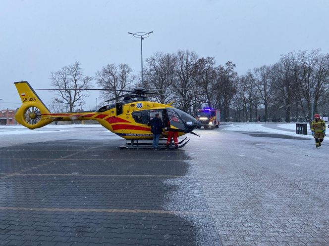   Przecinał beczki szlifierką, doszło do wybuchu. Poważnie ranny mężczyzna po wypadku koło Rawicza