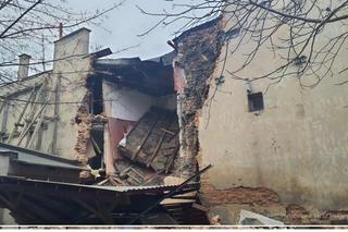 Zawalił się pustostan w Piotrkowie Trybunalskim. Strażacy przeszukali gruzowisko