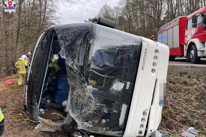 Łopiennik Podleśny. Groźny wypadek autokaru na DK 17. Wśród rannych dzieci