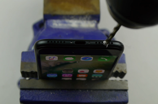 iPhone 7 i wiercenie otworu na mini jack. To dzieje się naprawdę!