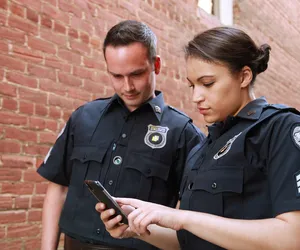 Ile wynosi emerytura policjanta w Polsce? Mocno się zaskoczysz! 
