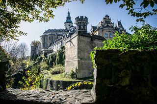 Ten zamek wygląda jak z filmu fantasy.  Leży tuż przy granicy z Polską 