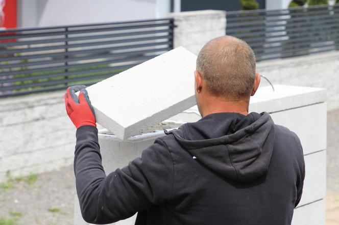 Czym przykryć bloczki betonowe