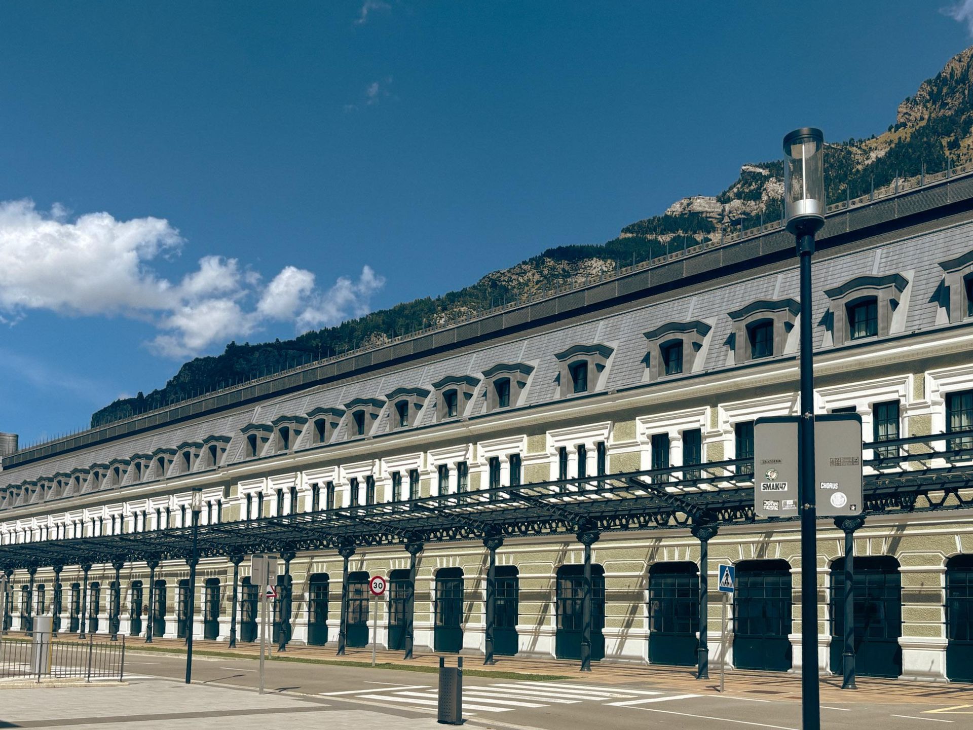  Canfranc Estación, Hiszpania. Dawny dworzec kolejowy zamienił się w luksusowy hotel