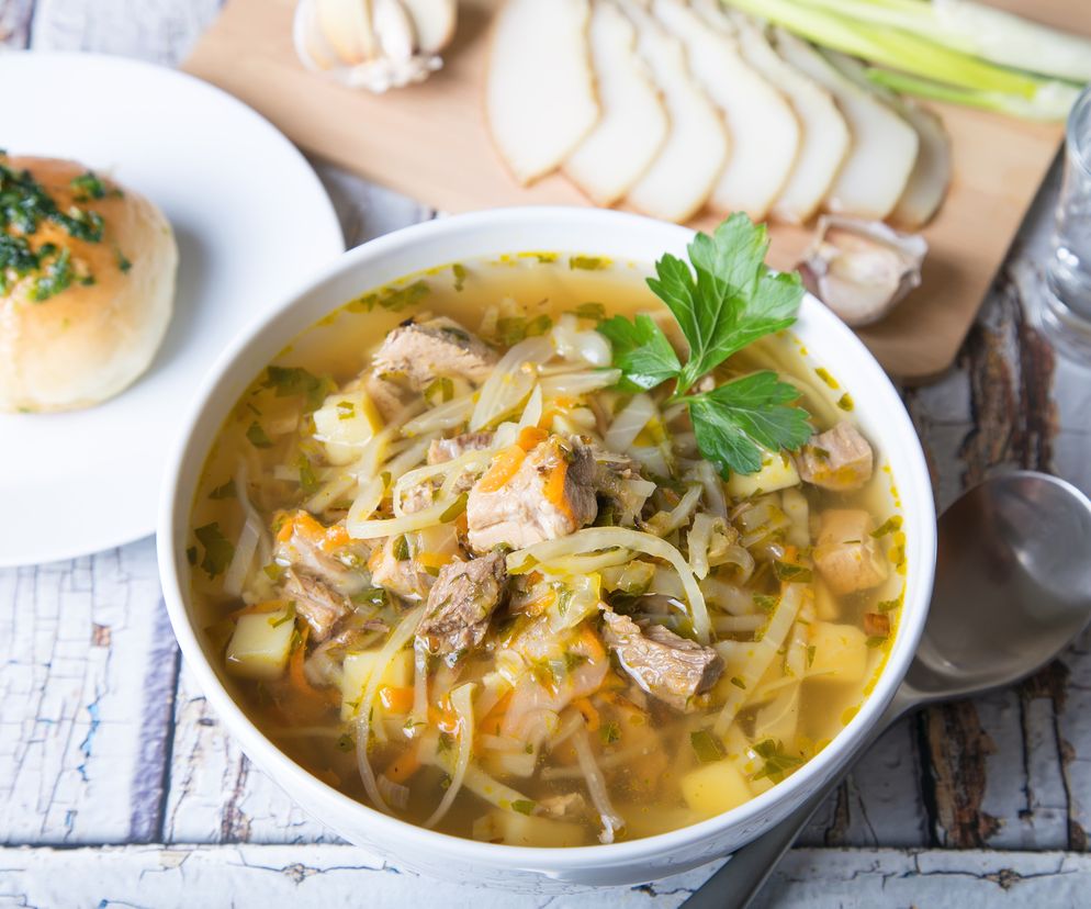 Kapuśniak na żeberkach - babciny przepis na pożywną zupę