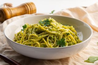 Zapomnij o klasycznym pesto. Z tego składnika wychodzi lekkie i orzeźwiające