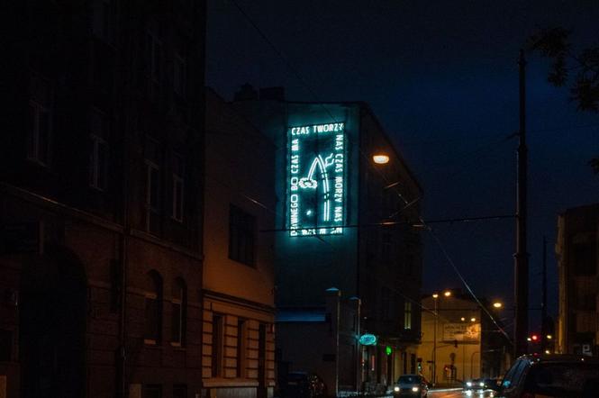 W Łodzi powstał neon Twórczość czasu” z fraszką Jana Sztaudyngera