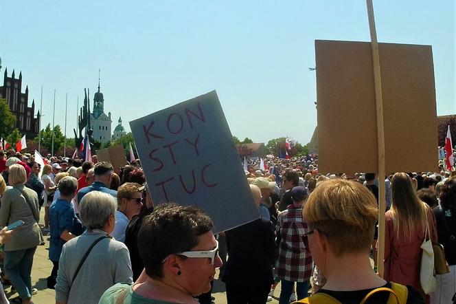 Manifestacja 4 czerwca na placu Solidarności w Szczecinie