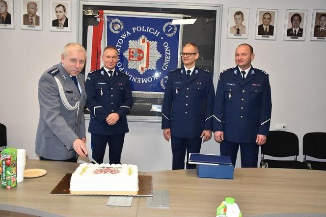 Asp. sztab. Adam Owczarzak z Komendy Powiatowej Policji w Gnieźnie obchodzi jubileusz 40-lecia służby w policyjnym mundurze