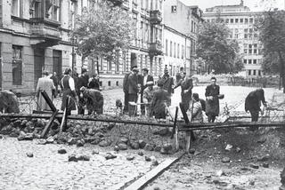 70. rocznica wybuchu Powstania Warszawskiego. Zobacz oryginalne ZDJĘCIA i OPISY wydarzeń z 1 sierpnia 1944 r.:Miasto walczy miasto żyje