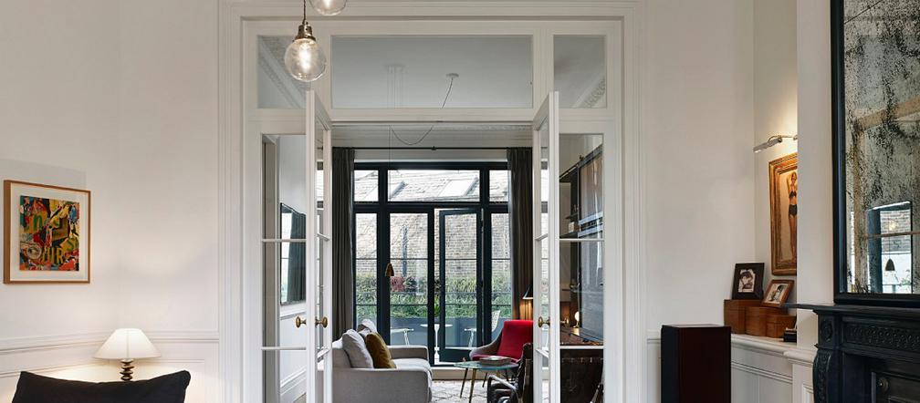 Mieszkanie w kamienicy i przeszklenia w stylu loft
