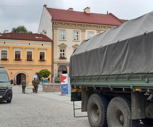 Służby na tarnowskim rynku