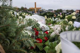 Grób Oliwierka i jego rodziców utonął w morzu kwiatów. Ten widok wyciska łzy