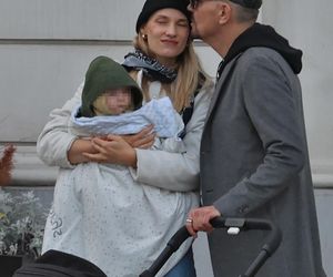 Krzysztof Ibisz z rodziną na spacerze