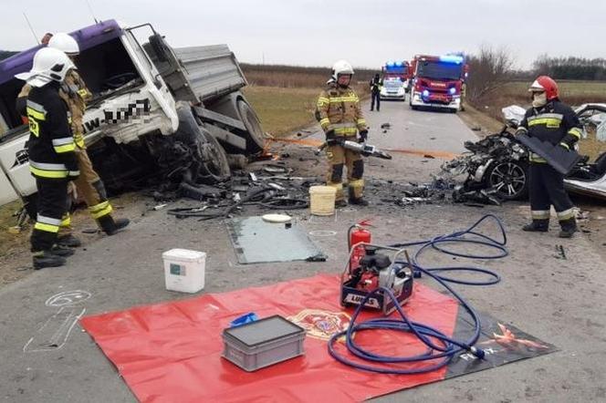 Opel czołowo zderzył sie z cieżarówką, nie żyje mężczyzna. TRAGEDIA na drodze w Stobiernej [ZDJĘCIA]