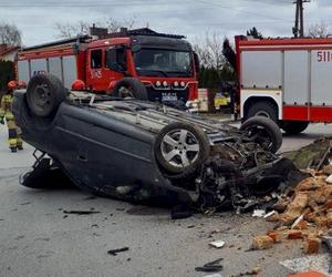 Radomsko. Kapliczka kompletnie zniszczona. Szokujący wypadek. Policja poszukuje mężczyzny z renaulta [ZDJĘCIA]