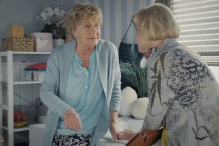 M jak miłość, odcinek 1836. Kisielowa (Małgorzata Rożniatowska), Barbara (Teresa Lipowska)