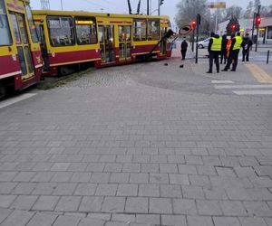 Łódź. Wypadek na skrzyżowaniu Aleksandrowskiej z Rydzową. Tramwaj zderzył się z ciężarówką [ZDJĘCIA].