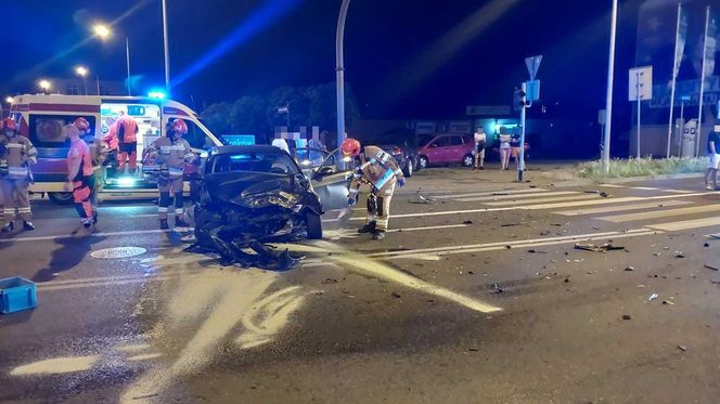 Wypadek na skrzyżowaniu ul. Dąbrowskiego i Konarskiego w Tarnowie. 5 osób trafiło do szpitala