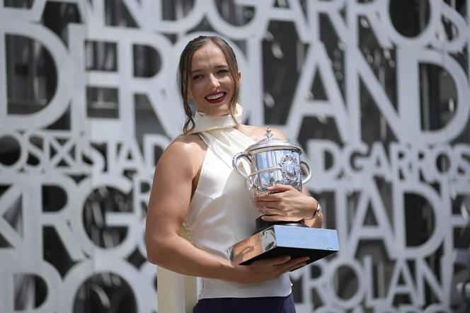 Zjawiskowa Iga Świątek świętuje zwycięstwo w Roland Garros