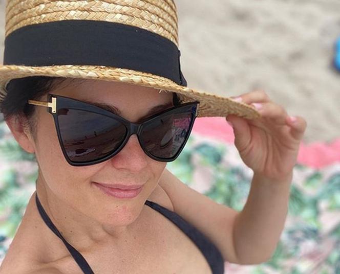 M jak miłość. Seksowna Kasia Cichopek bez makijażu świeci biustem na polskiej plaży. Zrobiła furorę! - ZDJĘCIA