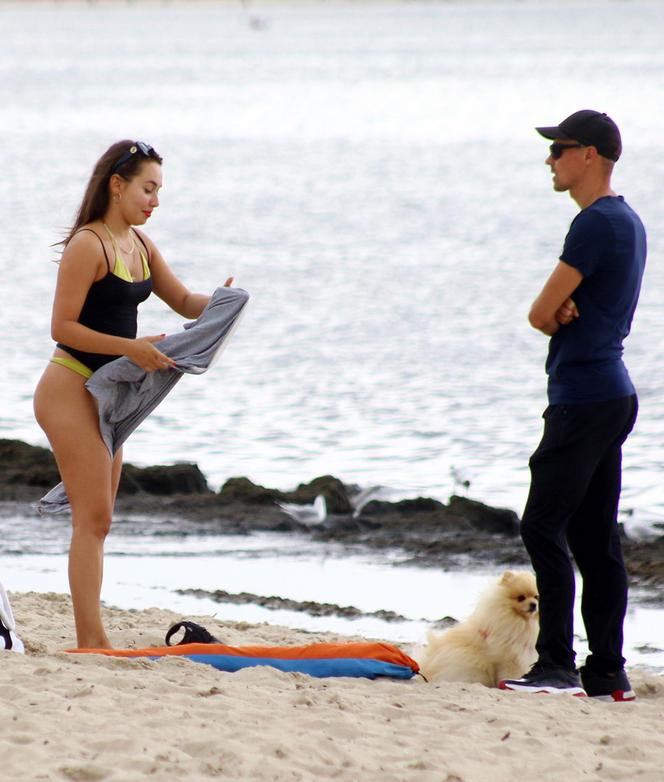 Piotr Żyła i Marcelina Ziętek na plaży