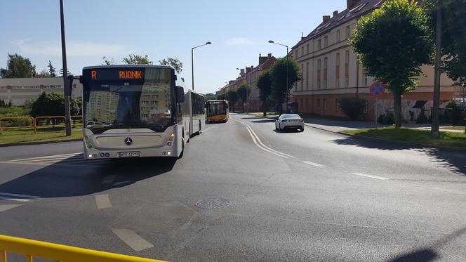 Autobus przegubowy wozi pasażerów na plażę. Pierwszy dzień testów na grudziądzkich ulicach [ZDJĘCIA]