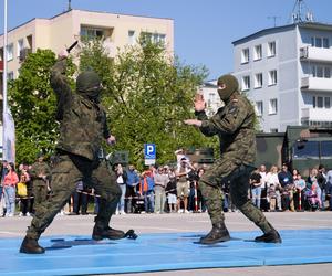 Ponad stu żołnierzy na Placu Solidarności w Olsztynie. Złożyli uroczystą przysięgę [ZDJĘCIA]