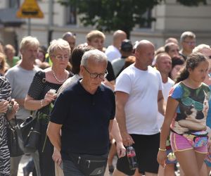 Marsz Milczenia dla Klaudii w Toruniu. „Niech nasza cisza przemówi głośniej niż słowa” [GALERIA]