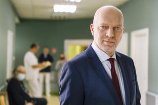 Zasłynął z roli doktora Adama Lenarta w Klanie. Tak na przestrzeni lat zmieniał się Dariusz Biskupski