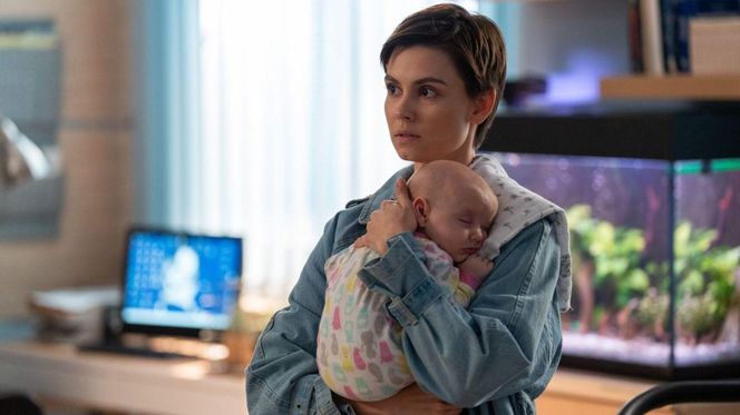 Na dobre i na złe odc. 960 po wakacjach. Blanka (Pola Gonciarz), Nina (Rita Sobocińska)