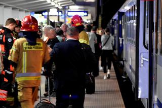 Pasażer rozpylił gaz w pociągu. Ludzie dusili się i wybiegali w popłochu z pociągu. Kilka osób przejęli ratownicy medyczni