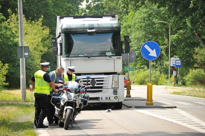 Samochód ciężarowy zmiótł 15-latka z przejścia dla pieszych. Dziecko trafiło do szpitala