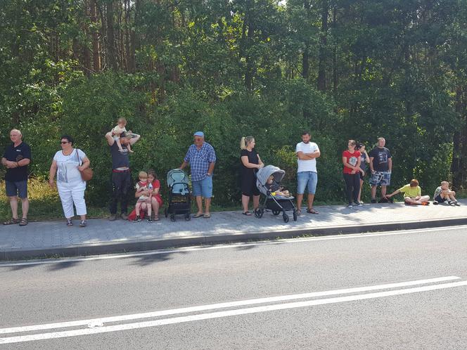 W Henrykowie koło Leszna kibice czekają na kolarzy 80. Tour de Pologne 