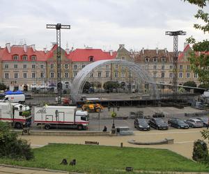 Na placu Zamkowym w Lublinie rozkładana jest duża scena. Co tu się odbędzie? 