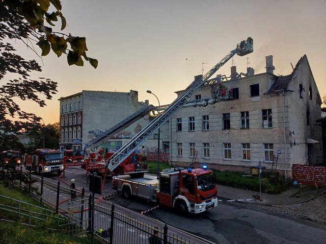   Pożar kamienicy przy ul. Warszawskiej w Olsztynie. Akcja trwała kilka godzin. Zobacz zdjęcia