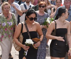 Marsz Milczenia dla Klaudii w Toruniu. „Niech nasza cisza przemówi głośniej niż słowa” [GALERIA]