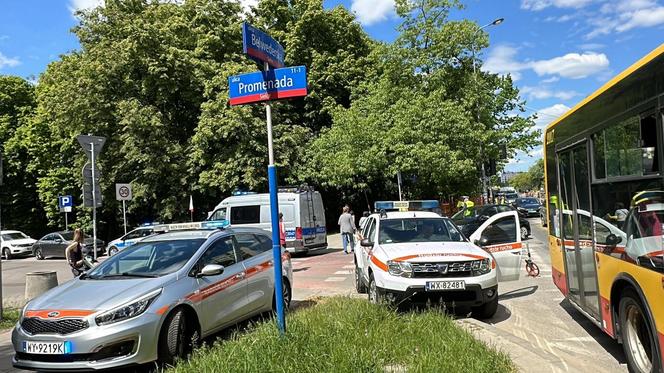 Część ciężarówki wpadła do autobusu. Ranna kierująca autobusem miejskim