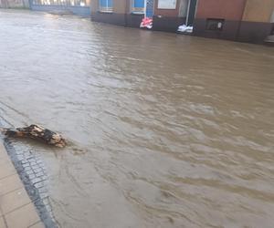 Zagrożenie powodziowe. Głuchołazy. Woda przelała się przez wały. Zalewa miasto