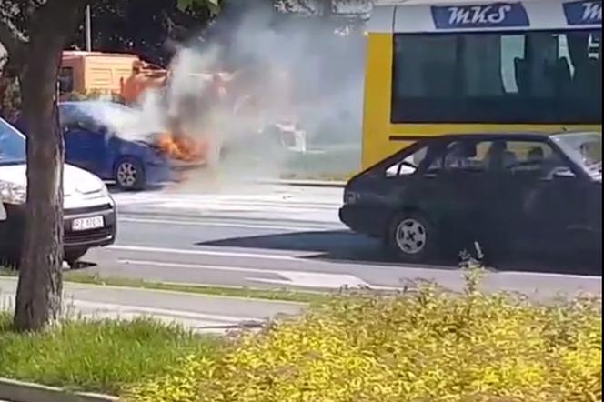 Pożar samochodu w Rzeszowie i ogromna lawina hejtu w sieci: Dlaczego inni kierowcy nie pomogli? [WIDEO]
