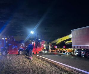 Śmiertelny wypadek na A1 pod Zgierzem. Zderzyły się trzy pojazdy, w tym dwa tiry [ZDJĘCIA].