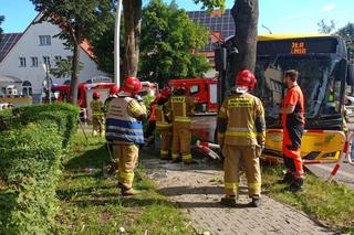 Autobus zjechał z drogi i uderzył w barierki. Policja podała przyczyny wypadku