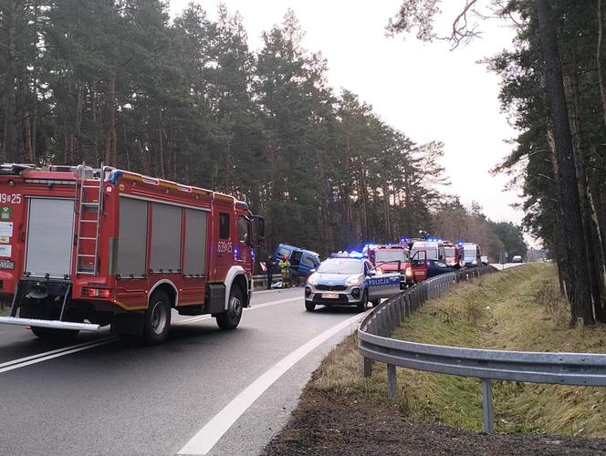 Zderzenie czołowe samochodów w Tworogu. 18-latek zabrany śmigłowcem LPR