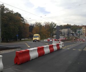 Autobusy (ledwo) przeciskają się przez torowisko przed mostem Bernardyńskim. Czy nie mogłyby zawracać na rondzie? 